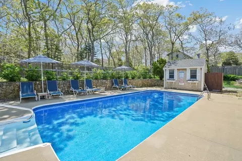 15 Twenty First St N, Edgartown, MA 02539