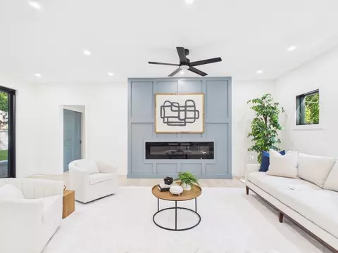 Living - 98 Evans Rd, Marblehead, MA 01945 photo 2 of 5