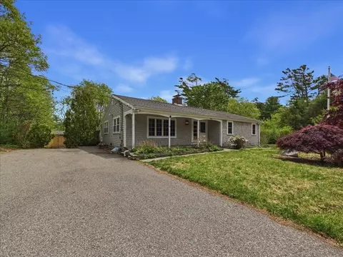 40 Bennets Neck Dr, Pocasset, MA 02559