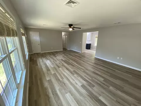 915 Bradley Rd, Springfield, MA 01109 photo 8