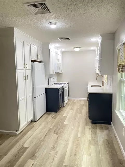 915 Bradley Rd, Springfield, MA 01109 photo 4