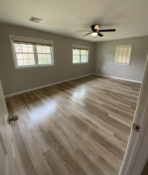 915 Bradley Rd, Springfield, MA 01109 photo 14