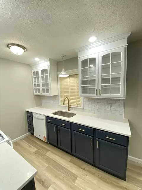 915 Bradley Rd, Springfield, MA 01109 photo 5