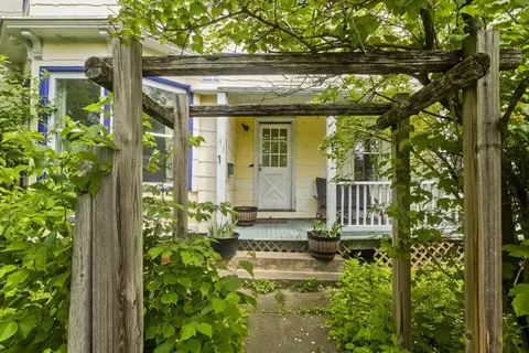 146 Beech St, Holyoke, MA 01040