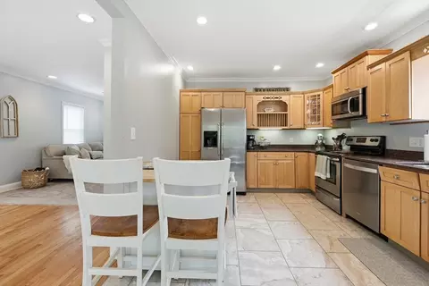 Entry Way - 6 Anderson Ave, Worcester, MA 01604 photo 2 of 5
