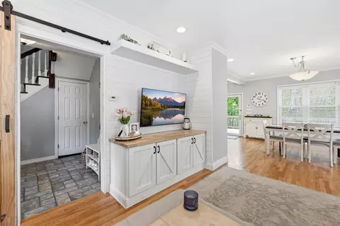 Entry Way - 6 Anderson Ave, Worcester, MA 01604 photo 1 of 5