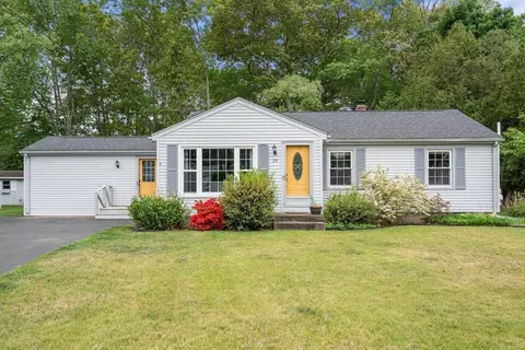 24 Barberry Dr, Seekonk, MA 02771
