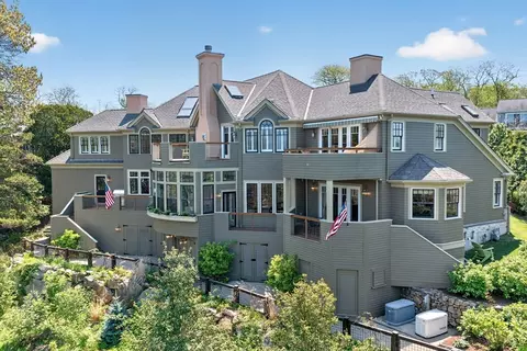 15 Clowes Dr, Falmouth, MA 02540