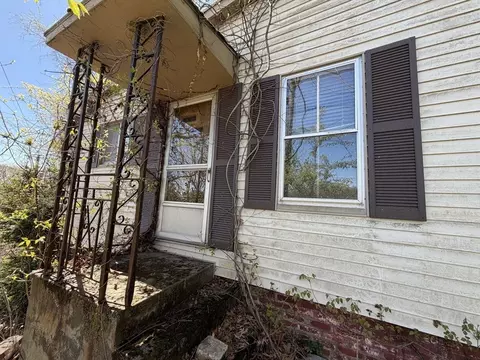 Exterior - 4 Ellen St, Worcester, MA 01604 photo 5 of 7