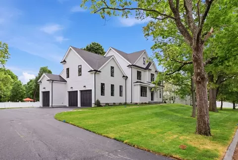 37 Maple St, Lynnfield, MA 01940
