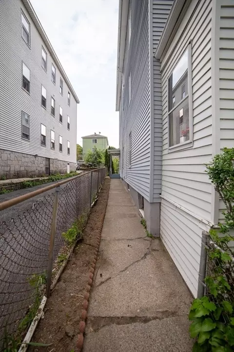 5 Suffield St, Worcester, MA 01610 photo 4
