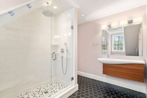 Bath - 5 Hamlins Xing, Dover, MA 02030 photo 6 of 6