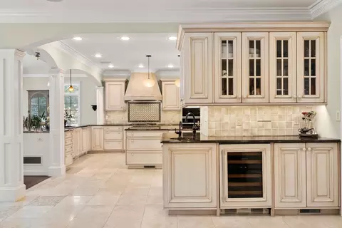 Kitchen - 5 Hamlins Xing, Dover, MA 02030 photo 2 of 5