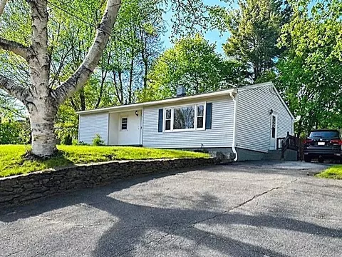 11 Ringer St, Leominster, MA 01453