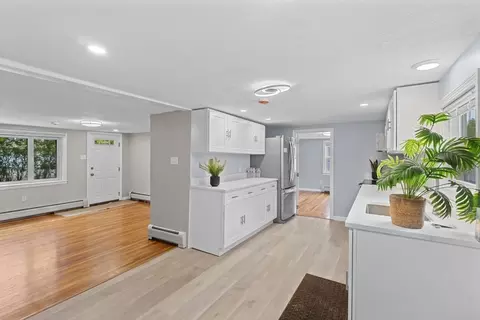 Entry Way - 5 Phoenix St, Worcester, MA 01604 photo 2 of 3