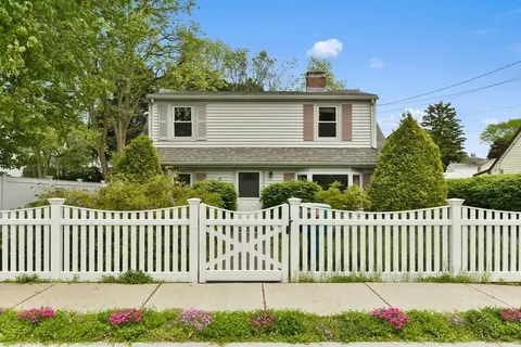 35 Alandale Pkwy, Norwood, MA 02062