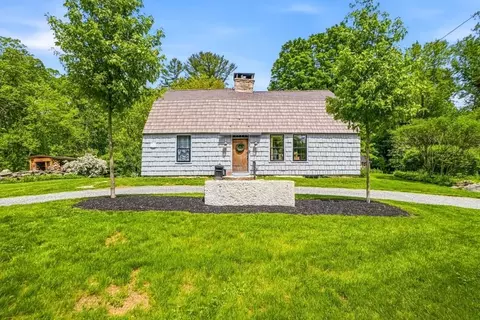 52 Elm St, Upton, MA 01568