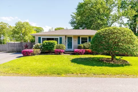 8 Horseshoe Dr, Auburn, MA 01501