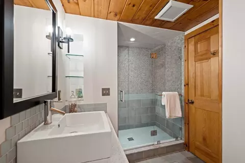 Bath - 3 Whitman Pl, Beverly, MA 01915 photo 3 of 3