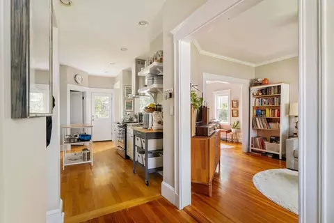 Entry Way - 338 Beech St, Roslindale, MA 02131 photo 2 of 4