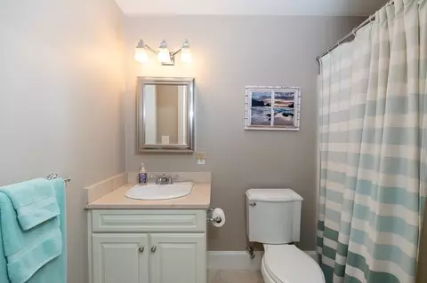 Bath - 196 Main St UNIT 2, Gloucester, MA 01930 photo 2 of 4