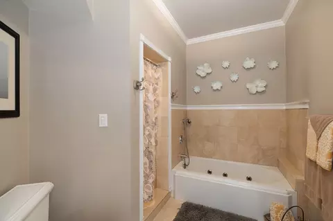 Bath - 196 Main St UNIT 2, Gloucester, MA 01930 photo 4 of 4