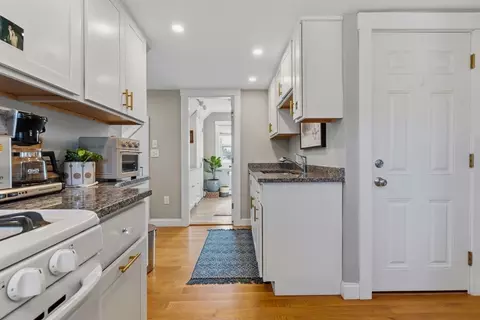 Entry Way - 44 Charnock St, Beverly, MA 01915 photo 1 of 4
