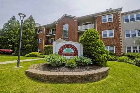 24 Maplecrest Cir #D, Holyoke, MA 01040