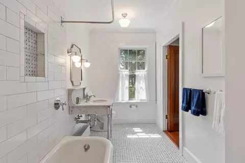 Bath - 89 Lothrop St, Beverly, MA 01915 photo 2 of 3