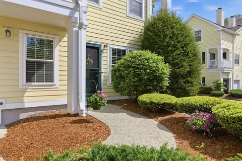 812 Gazebo Cir #812, Reading, MA 01867