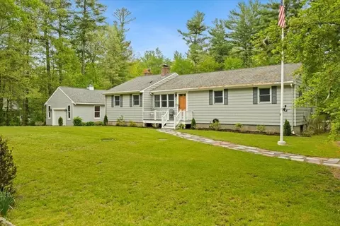 73 Center St, Plympton, MA 02367