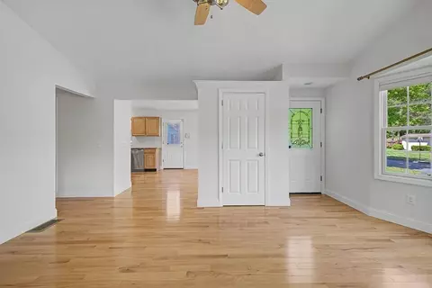 Living - 792 Ryan Rd, Northampton, MA 01062 photo 2 of 3