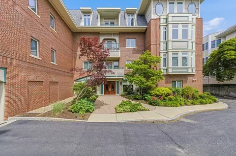 630 Hammond St #209, Brookline, MA 02467