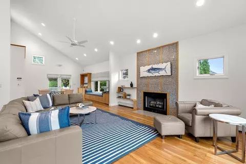 Living - 53 Gerald Rd, Marblehead, MA 01945 photo 3 of 3