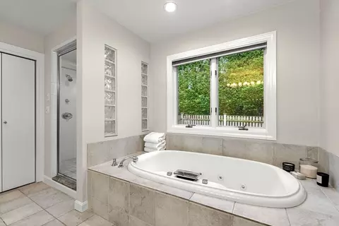 Bath - 53 Gerald Rd, Marblehead, MA 01945 photo 2 of 5