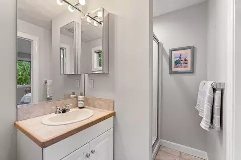 Bath - 53 Gerald Rd, Marblehead, MA 01945 photo 4 of 5