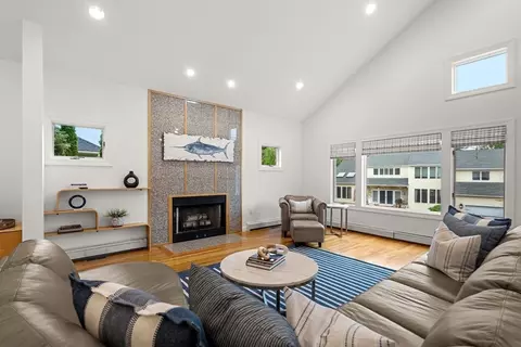 Living - 53 Gerald Rd, Marblehead, MA 01945 photo 2 of 3