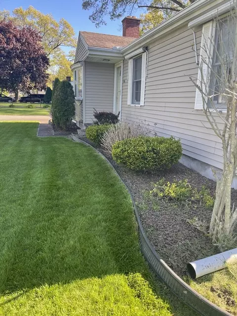 106 Deslauriers St, Chicopee, MA 01020