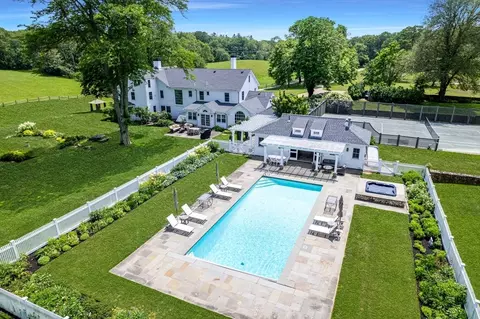 31 Lamberts Cove Rd, Tisbury, MA 02568