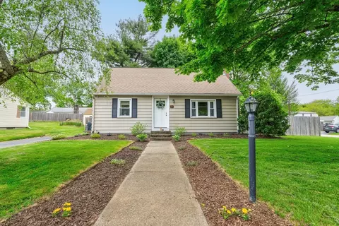 14 Amherst St, Grafton, MA 01536