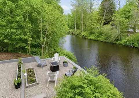 42 Water St, Leeds, MA 01053