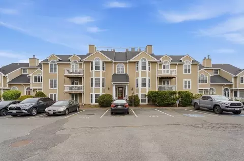 206 Carriage Ln #206, Taunton, MA 02780