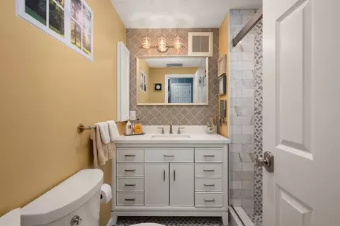 Bath - 4 Andover Rd, Beverly, MA 01915 photo 3 of 4