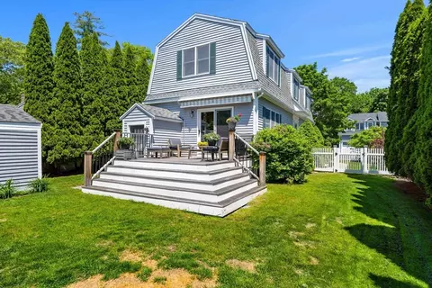 Exterior - 17 Fenmere Ave, Wellesley, MA 02482 photo 4 of 5