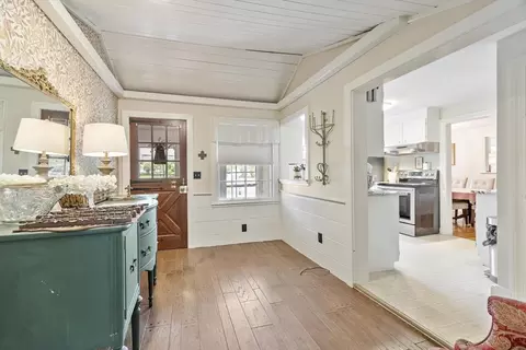 Entry Way - 11 Whitla Dr, Worcester, MA 01604 photo 2 of 2