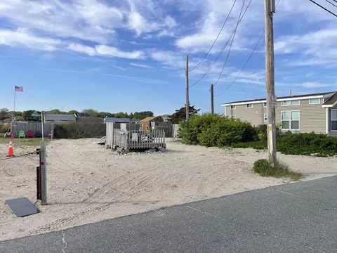 49 E Beach Rd, Westport, MA 02790