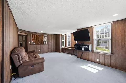 585 Armory St, Springfield, MA 01104 photo 9