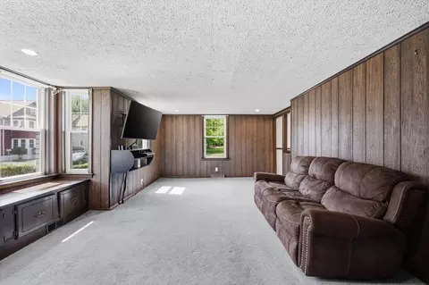 585 Armory St, Springfield, MA 01104 photo 4