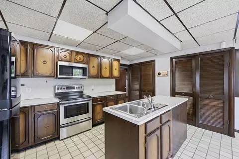 585 Armory St, Springfield, MA 01104 photo 11
