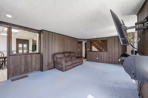 585 Armory St, Springfield, MA 01104 photo 6